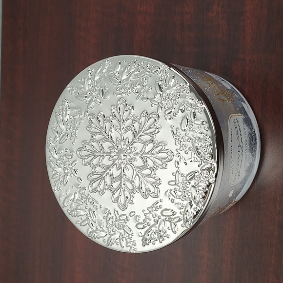 Bath & Body Works "SNOWFLAKES & CASHMERE" 3-Wick Candle - Picture 2 of 4